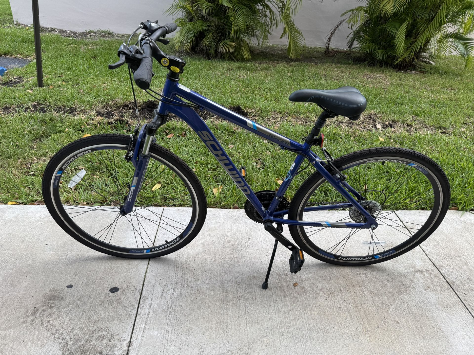 Schwinn Trailway 28 Inch Men’s Hybrid Bicycle