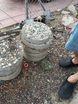 Round Concrete Stepping Stones with Pebble Top