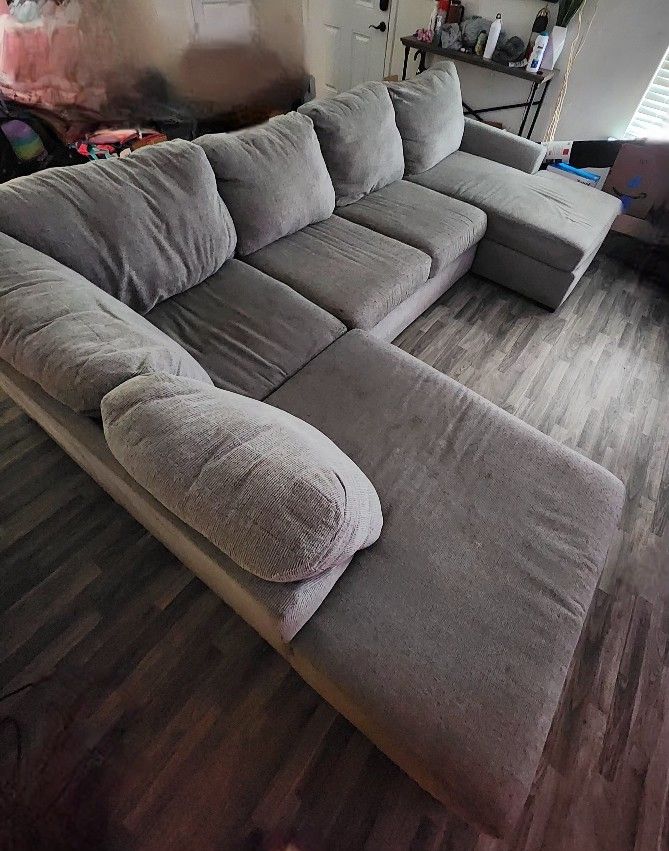 🛋️ Broyhill Oversized Sectional Couch – Super Comfy – $600