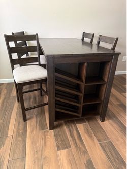 Hightop Kitchen Table with 4 Chairs