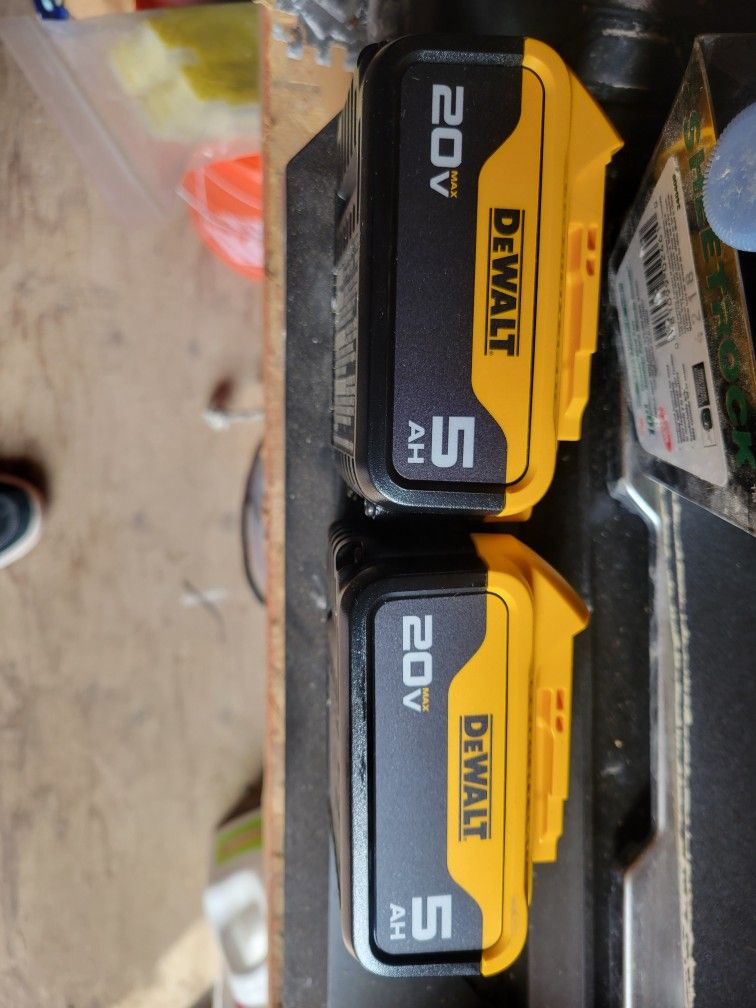 Dewalt DCB205 Batteries