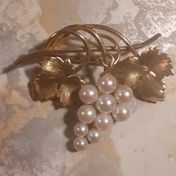 c1950 KREMENTZ Genuine Akoya Pearl & Grape Cluster Brooch Goldfill ~ Elegant