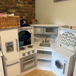 Kid Kraft Play Kitchen 
