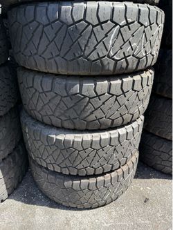 Vendo 35/12.50/R18 las 4 llantas Nittos por $210