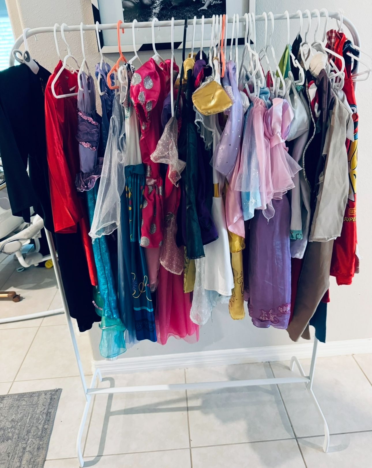 ⸻ 🎭 Kids Dress-Up Costume Rack – 40+ Princess & Pirate Costumes! (One Lot) 🎭