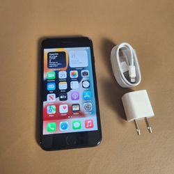 iPhone 7 - UNLOCKED - Like New 