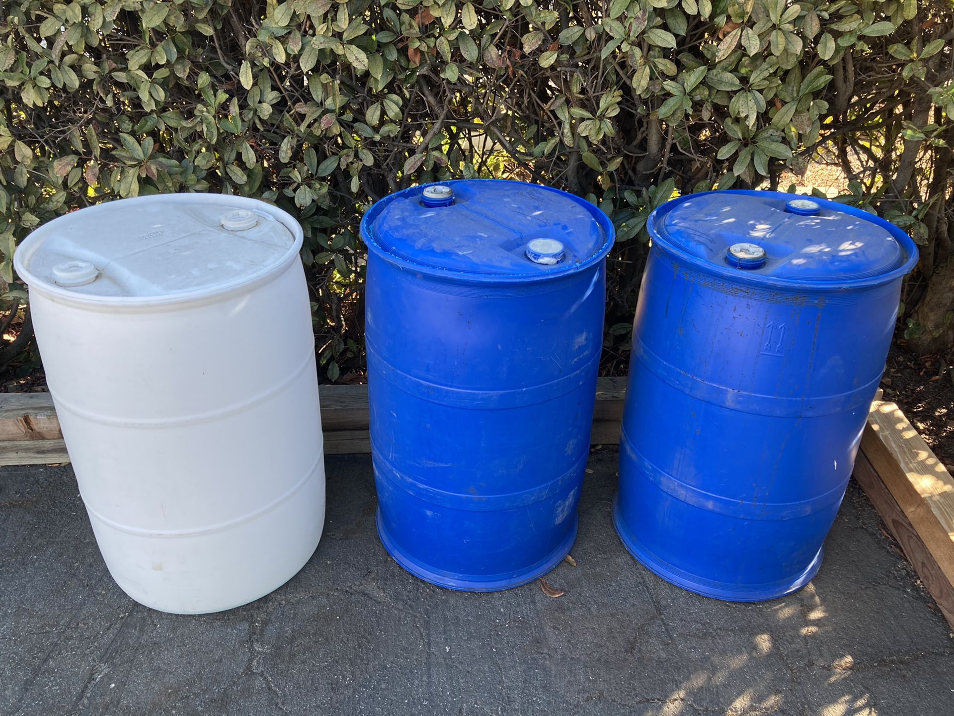 Set of 3 plastic barrel drums