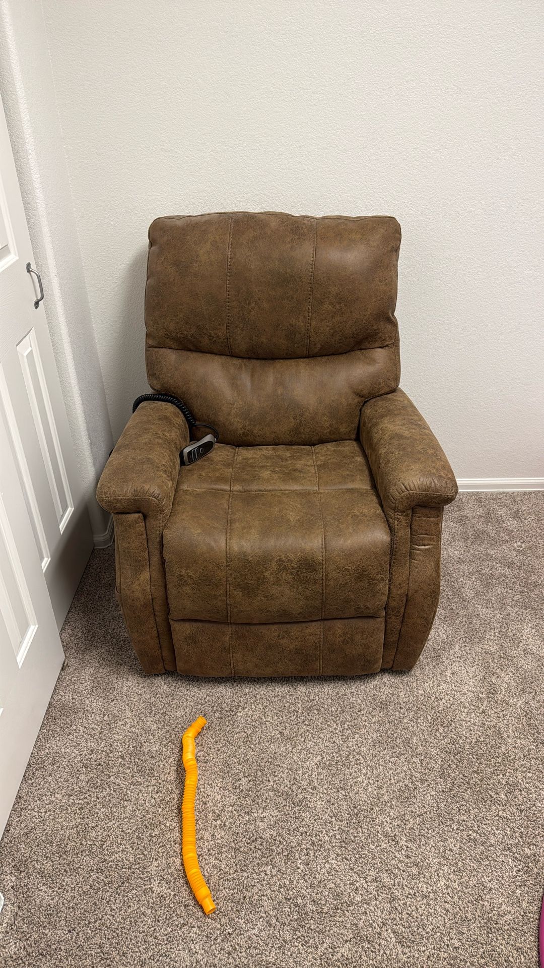Brown Eletric Recliner - Excellent Condition
