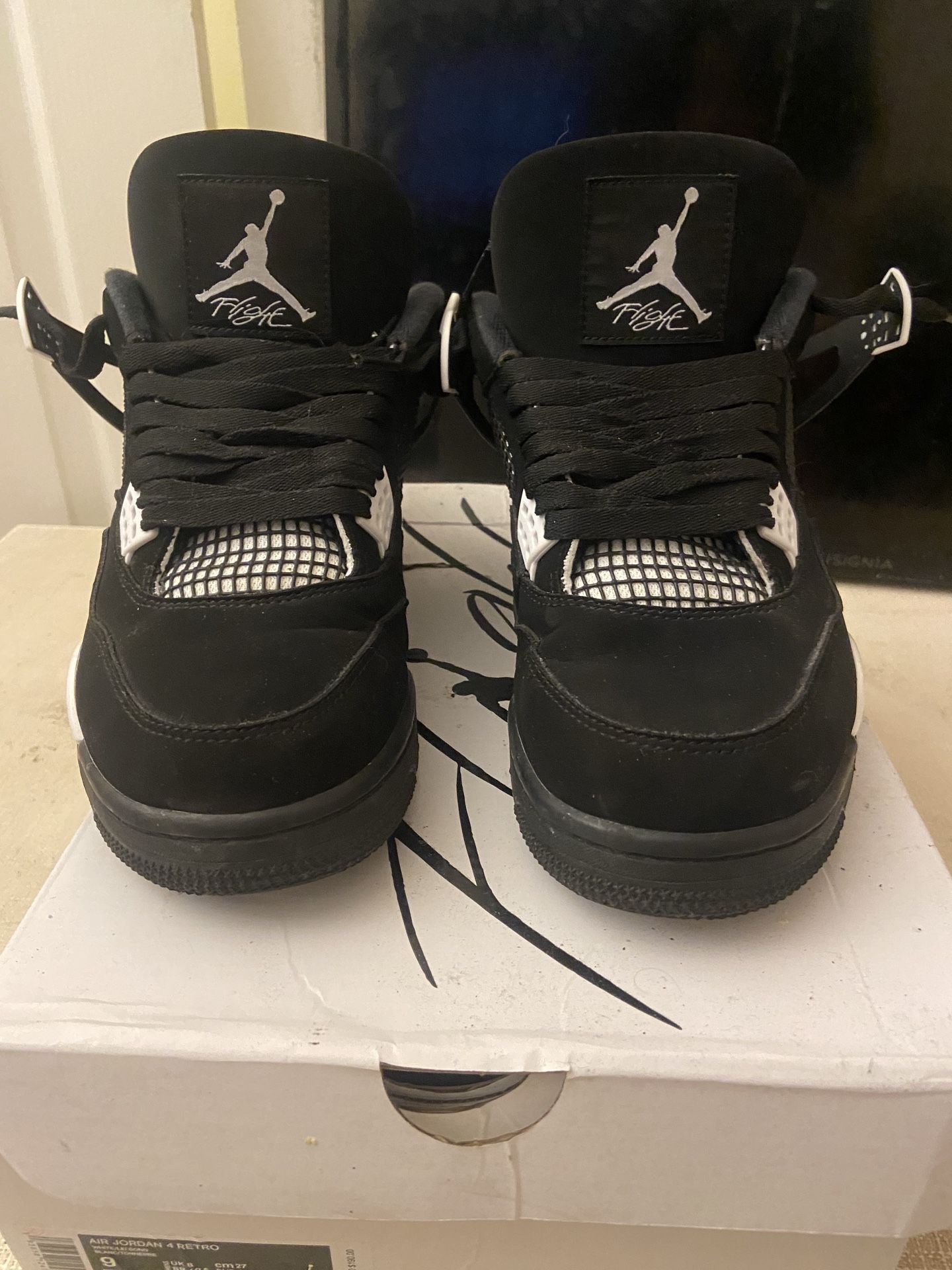 Jordan 4 white thinder’s size 9