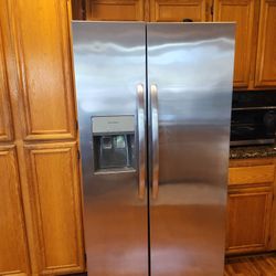 Frigidaire Refrigerator - 5 Months In Use 