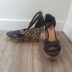mia Wedges