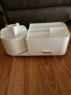 White rotating cosmetic / makeup organizer   In Excellent Condition