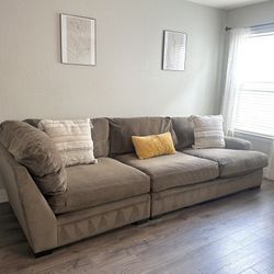 ✨ Cindy Crawford Oversized Deep Couch – Like New Clean 🧼✨(delivery Available) 