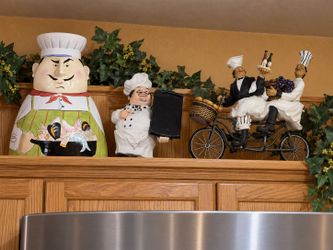 Chef cookie jar and 2 decors