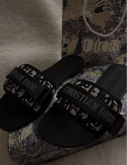 Sandals FIRM PRICE SIZE 6