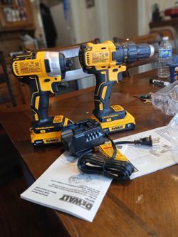 20v Dewalt combo kit drill driver/lmpact drill and 2 battery and charge