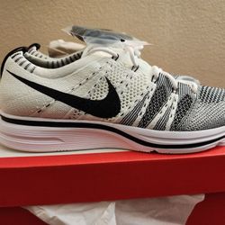 Nike Flyknit Trainer (White/black) - Size 8