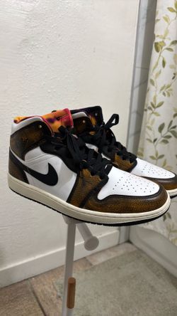 Jordan 1 Mid SE Wear-Away (Size 9.5)