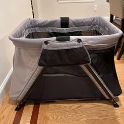 Playpen/ Portable Crib/ Bassinet