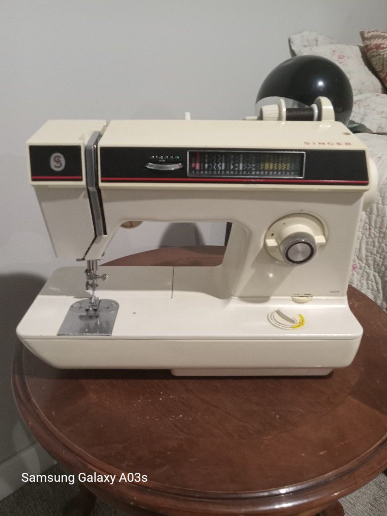 SINGER Sewing Machine Model 1425(1980's)