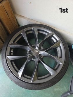 Tesla Wheel with Tire 235/35 R20