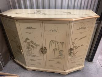 Nice furniture piece w mirror