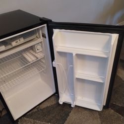 GE Mini Fridge 