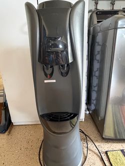 Water dispenser for hot and cold