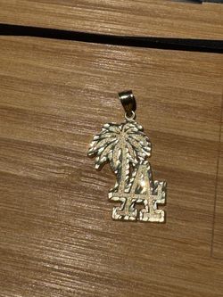 LA 10k pendant