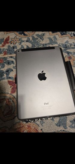 Ipad air 2 with TIKTOK (MAKE ME AN OFFER)