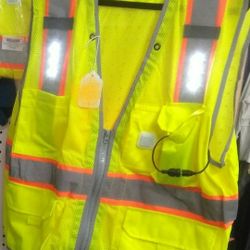 SAFETY VEST W/ LED LIGHTS HIGH VISIBILITY. READ DETAILS 
