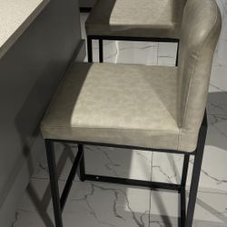 Modern Counter Height Bar Stools – Set of 2 (Excellent Condition)
