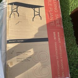 Folding table