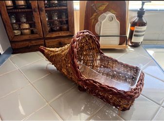 Wicker cornucopia basket with liner