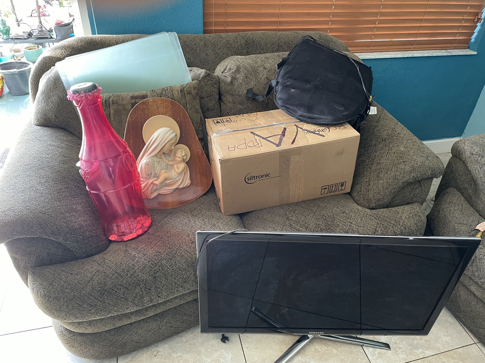 Free couches, free coffee table, free end tables and other stuff come pick up today need it gone now 1126 8th St., Lake Worth