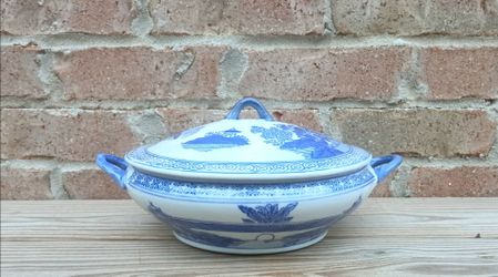 Vintage Oriental Scene Blue/White Bowl/Lid