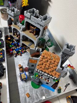 Lego Lion Knights Castle 10305 - Complete