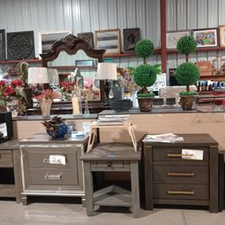 Dressers And Nightstands / Cajoneras Y Burós 