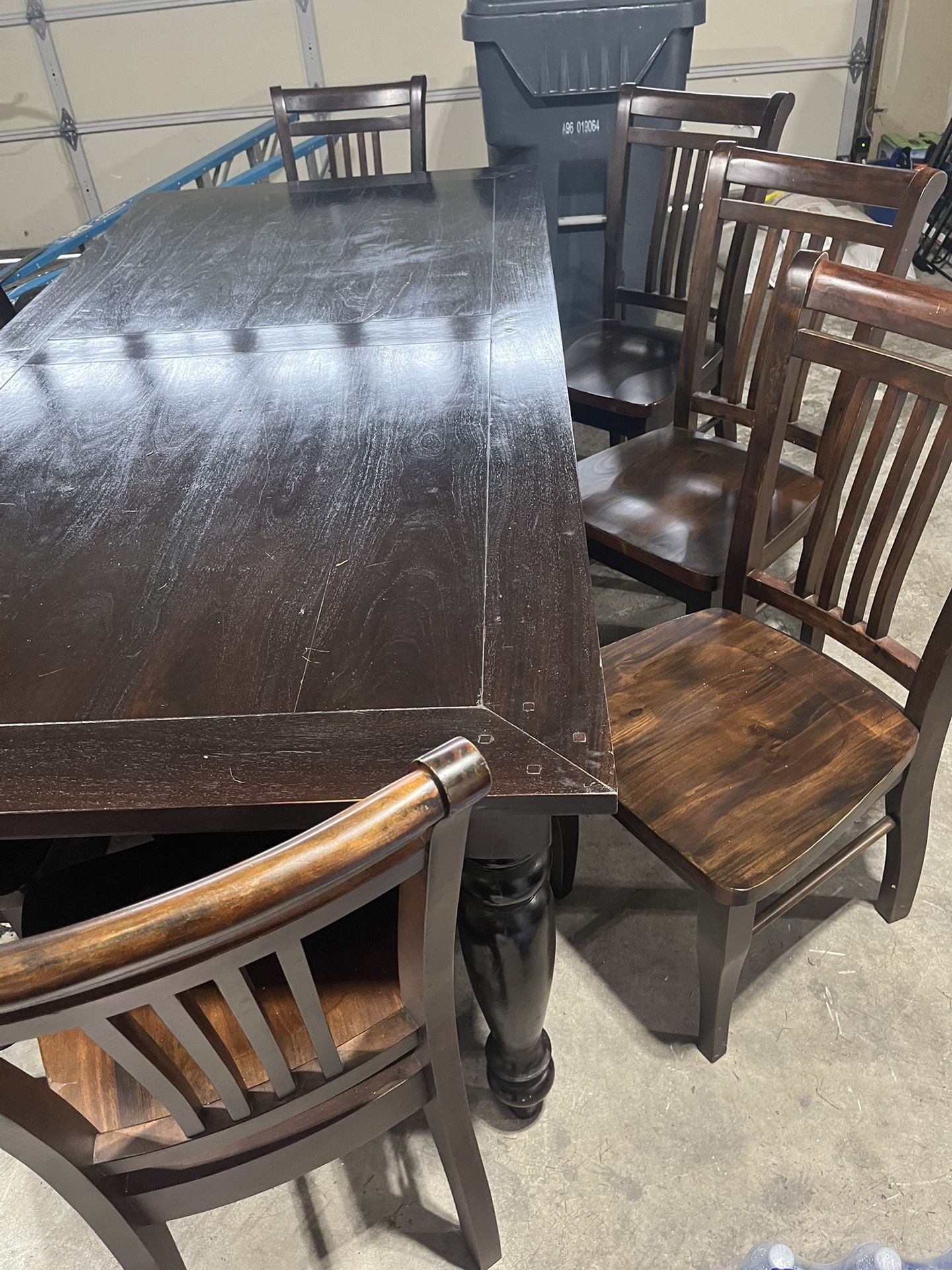 Table & Chairs - Hold