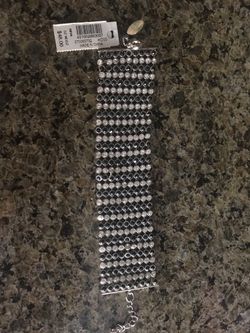 Gorgeous brand new bracelet from White House Black Market. Paid over $50+ with tax. Only asking $19. Plus free gift(s) with any purchase ☺️