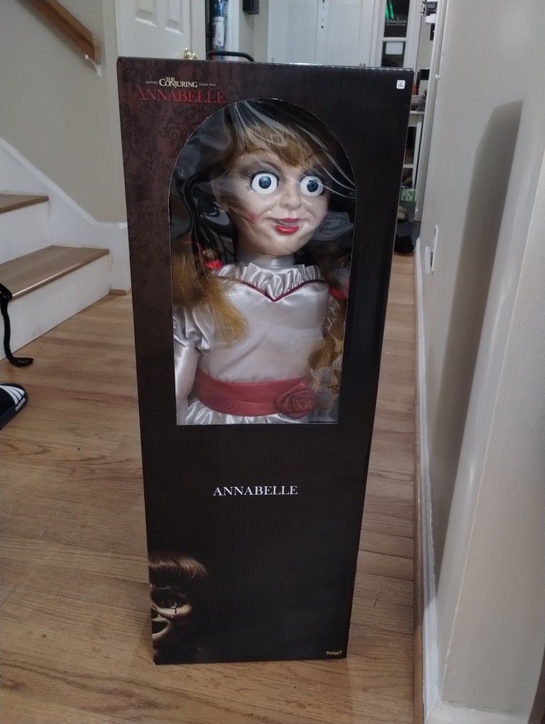 Annabelle Spirit 30" doll life size
Brand new. I removed her from the box in order to show her entirely in the listing. Excellent shape. (Conjuring) S