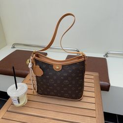 A Contemporary Oversized PU Tote with a Zip Closure And Interior, Perfect for Everyday Casual Use During The Fall And Winter Seasons