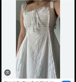Vestido corto de mujer con mangas cortas y ojales, corte A -