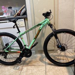 Bike 27.5 Polígon Cascade,Hidraulic Disks Brakes,25 Speeds, Front Shox Sr Santour, Year 2021