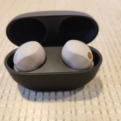 Sony WF-1000XM5 earbuds