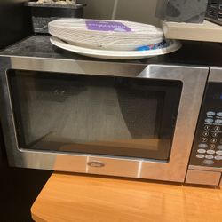 Reliable Oster Microwave Oven for Sale – Clean & Powerful