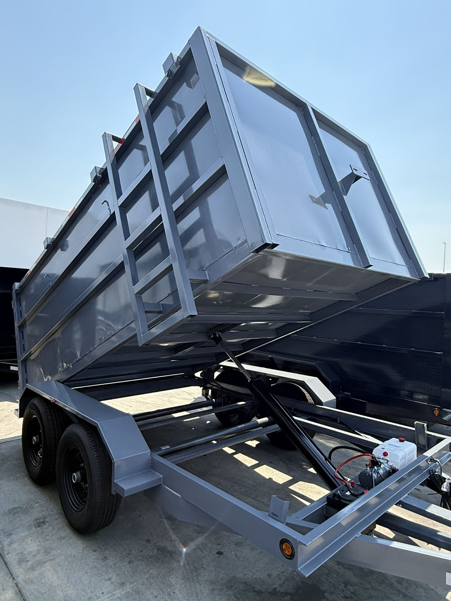 New Hydraulic Dump Trailer with Built in Ladder ⭐️