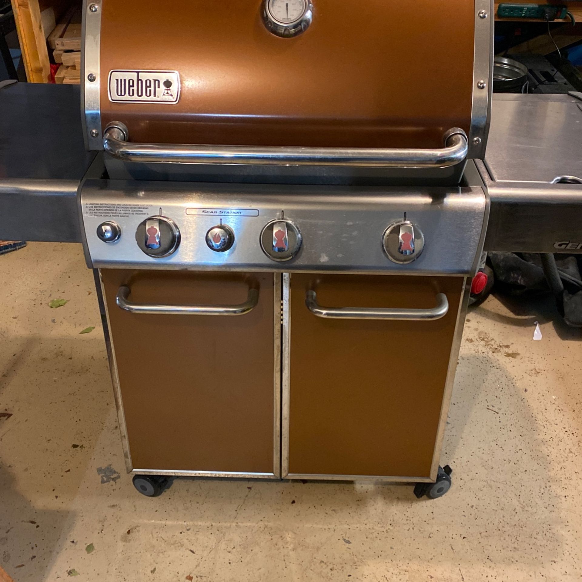 er Genesis 3Burner Gas Grill W/Searing Station for Sale in Kansas