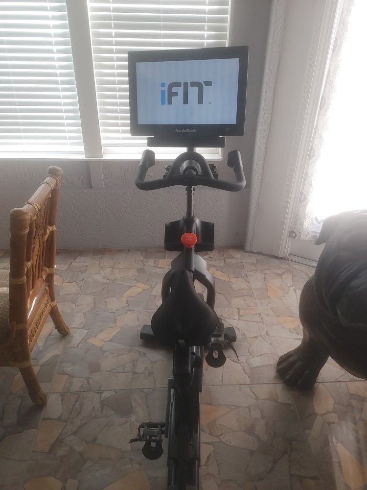 Nordictrack Commercial S22i Studio Cycle With Power Incline 10% To 20%