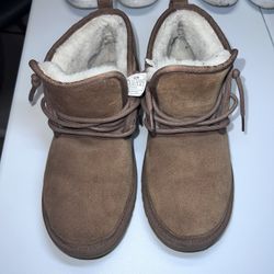 BRAND NEW UGGS SZ8 